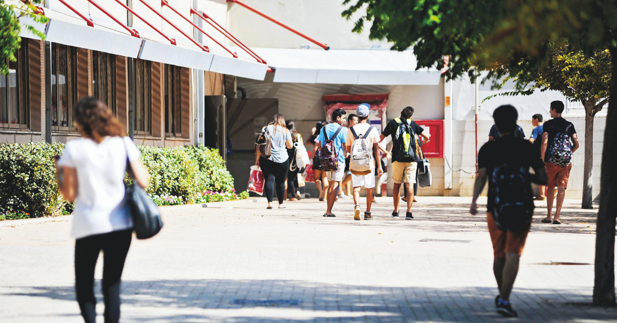 תיכון הראשונים. למצולמים אין קשר לכתבה