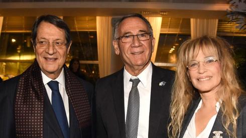 מימין: נשיא קפריסין ניקוס אנסטסיאדיס, ראש עיריית הרצליה משה פדלון ועפרה בל סגנית ראש העיר