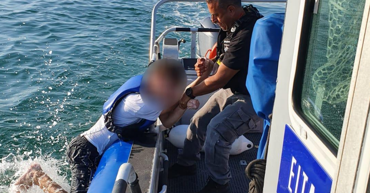 השוטרים מחלצים את הבחור