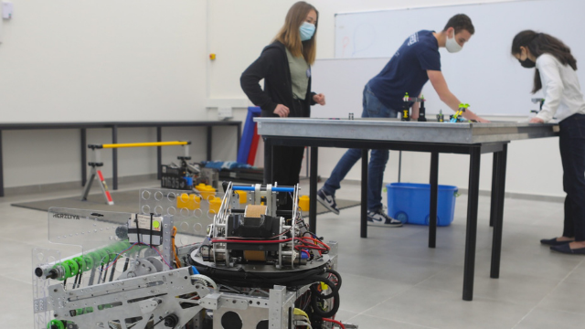 מתחם ומעבדה חדשים לבניית רובוטים