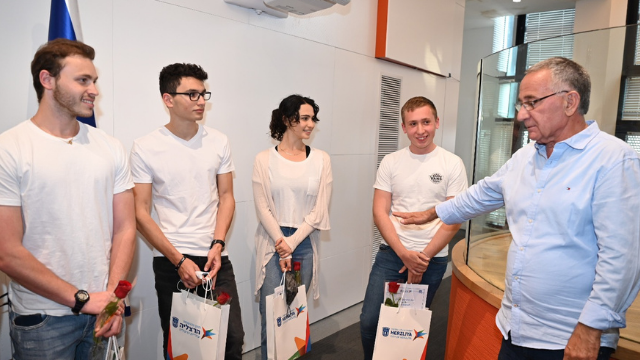 חלק מהתלמידים המצטיינים