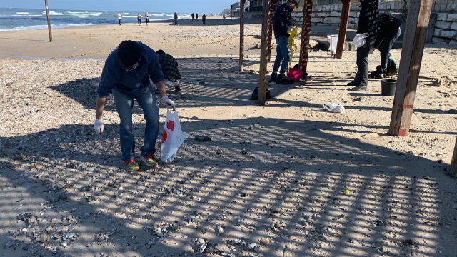 מנקים את החופים