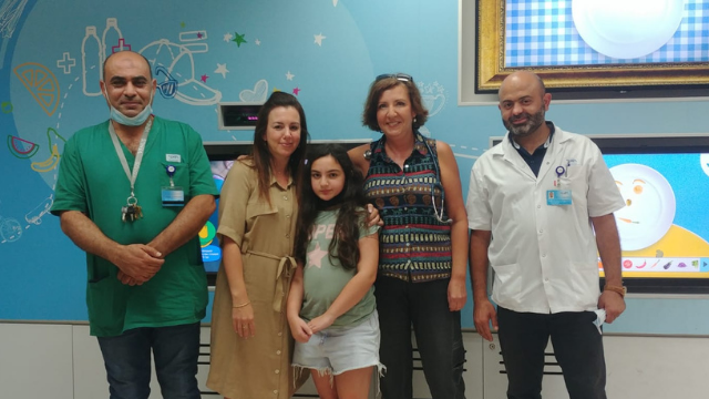 צוות מכבי יחד עם טליה ואימה לבנת