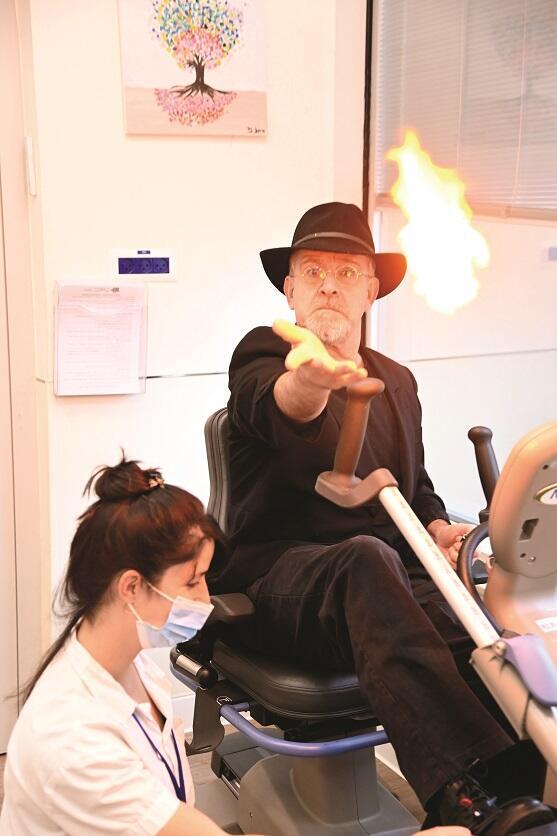 אוקסמן במהלך השיקום עם הפיזיותרפיסטית איריס צרפתי בנשחר 