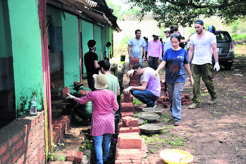 הסטודנטים מסייעים למקומיים בשיפוץ בית הספר בכפר קרג'ט