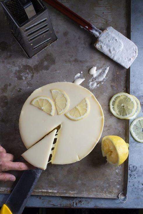 עוגת גבינה ולימון בארקפה. צילום: אנטולי מיכאלו