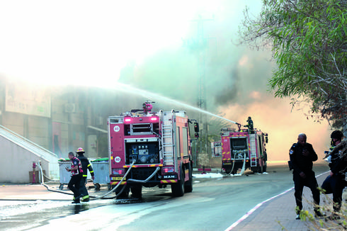 השריפה במחסן הולנדיה | צילום: תומר שונם הלוי